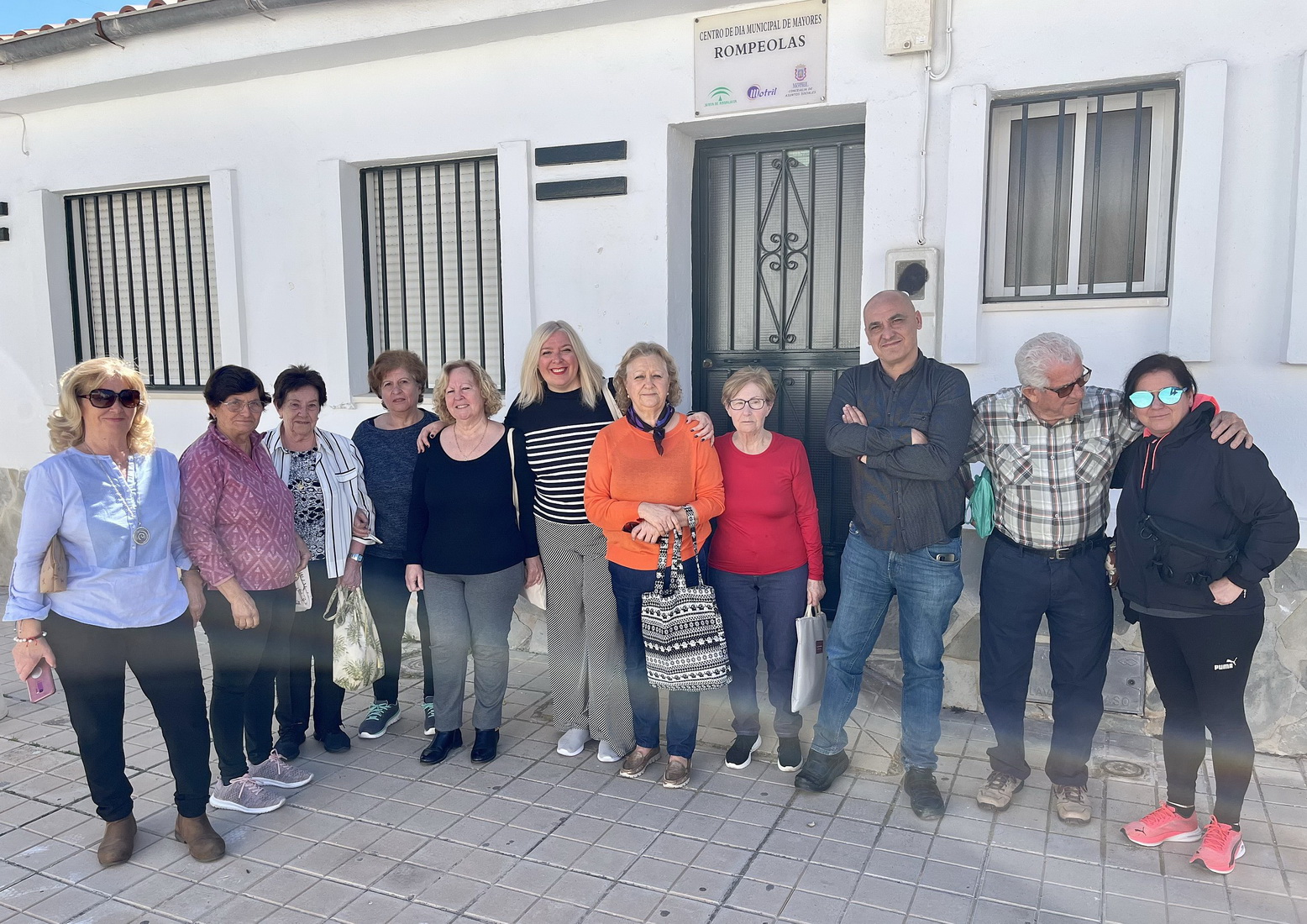 Flor Almón mantiene un encuentro con mayores del Centro 'Rompeolas' de Santa Adela.